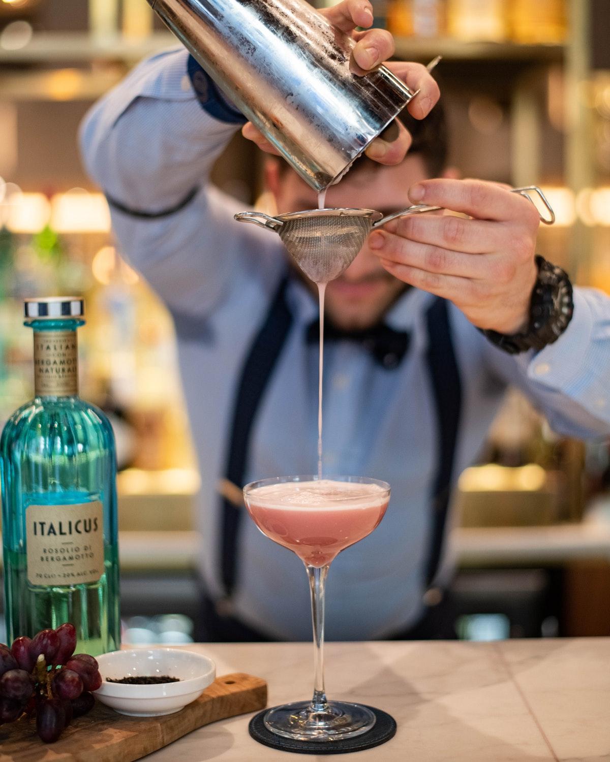 Middle Eight - Covent Garden - Preferred Hotels And Resorts Λονδίνο Εξωτερικό φωτογραφία A bartender straining a cocktail