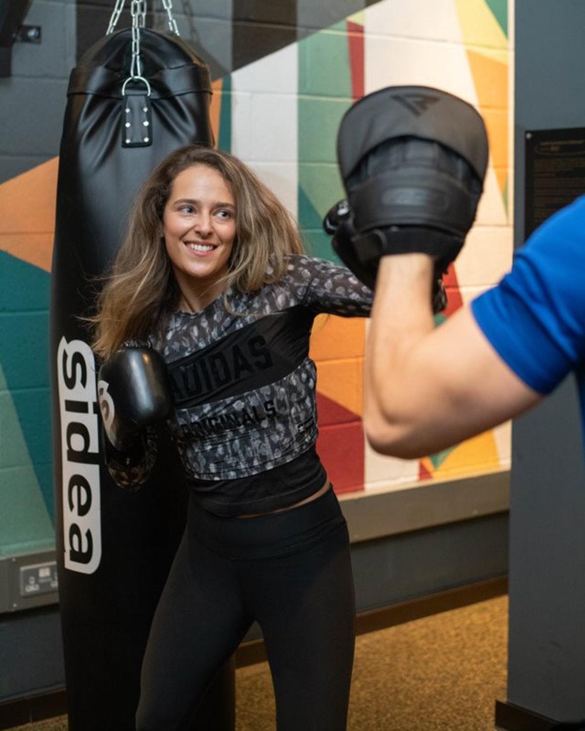 Middle Eight - Covent Garden - Preferred Hotels And Resorts Λονδίνο Εξωτερικό φωτογραφία A woman training with a heavy bag