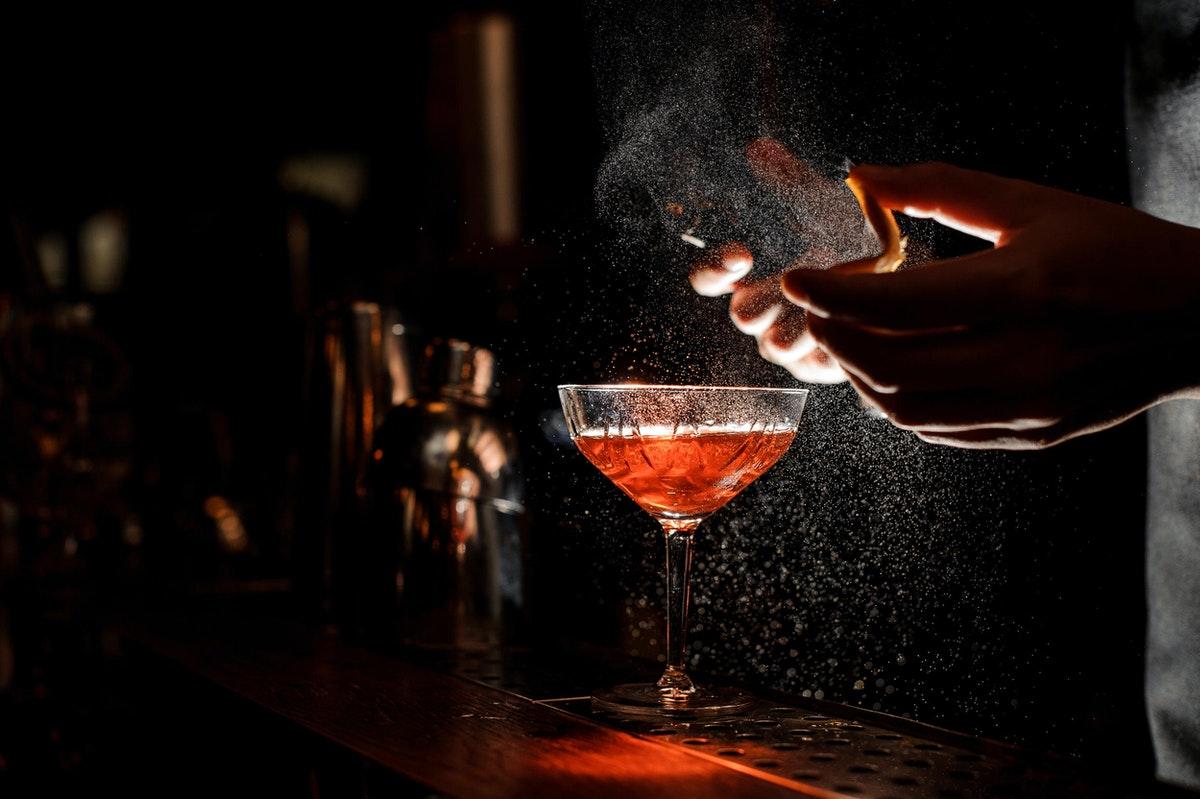 Middle Eight - Covent Garden - Preferred Hotels And Resorts Λονδίνο Εξωτερικό φωτογραφία A bartender dusting a cocktail with ground nutmeg
