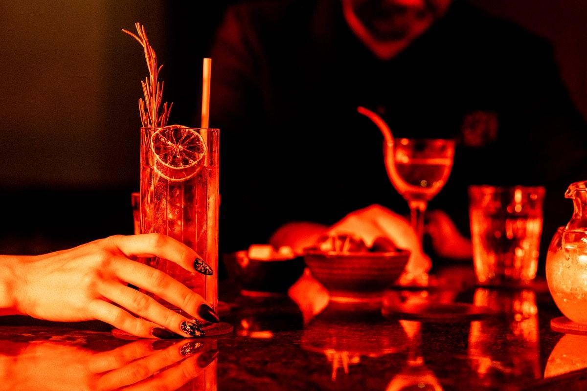 Middle Eight - Covent Garden - Preferred Hotels And Resorts Λονδίνο Εξωτερικό φωτογραφία A woman holding a drink at a nightclub