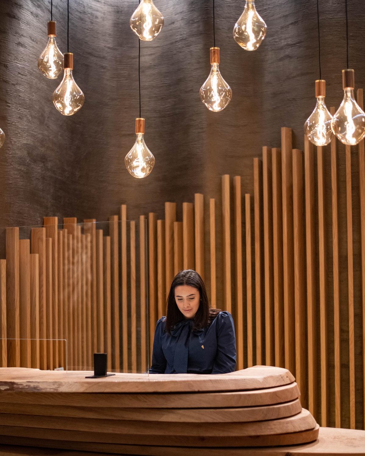 Middle Eight - Covent Garden - Preferred Hotels And Resorts Λονδίνο Εξωτερικό φωτογραφία A woman praying in a church
