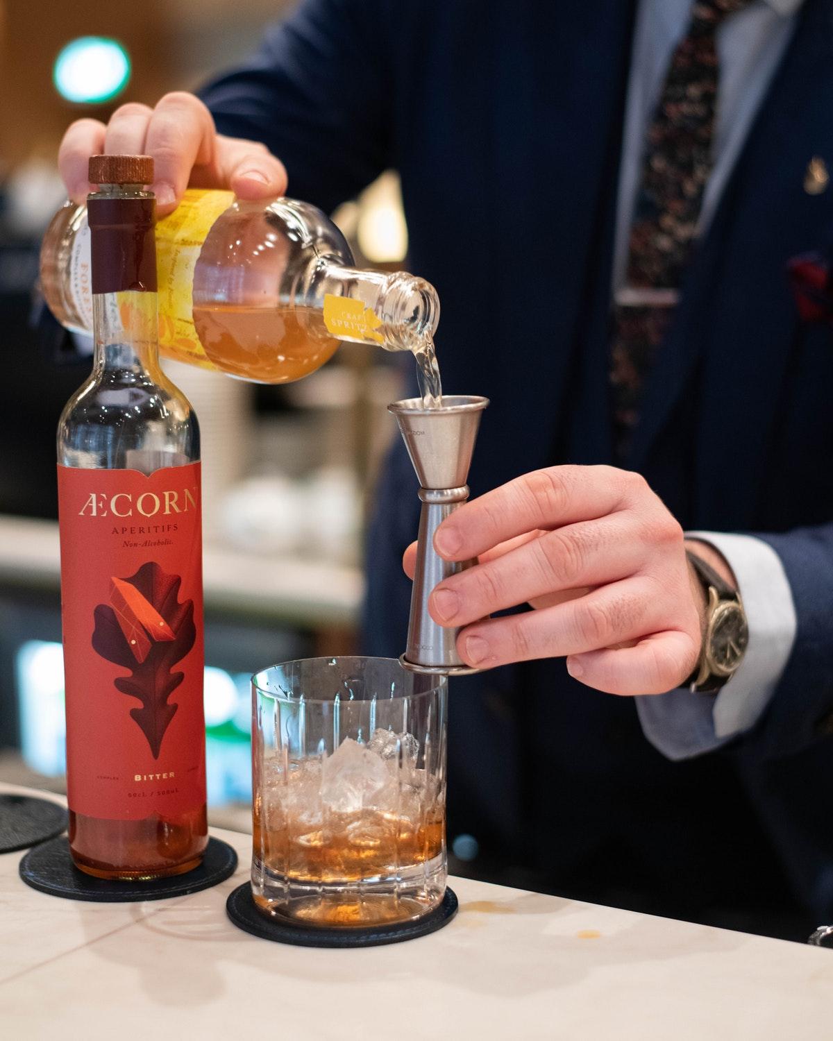 Middle Eight - Covent Garden - Preferred Hotels And Resorts Λονδίνο Εξωτερικό φωτογραφία A bartender using a jigger to measure a pour
