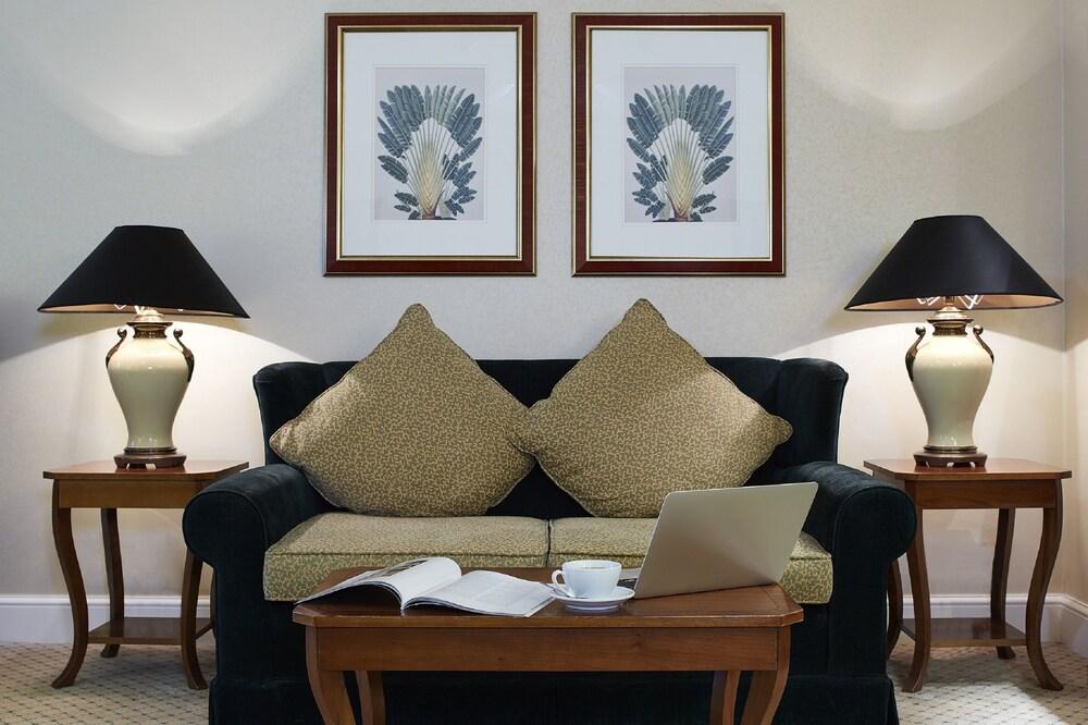 Middle Eight - Covent Garden - Preferred Hotels And Resorts Λονδίνο Εξωτερικό φωτογραφία A living room with a sofa